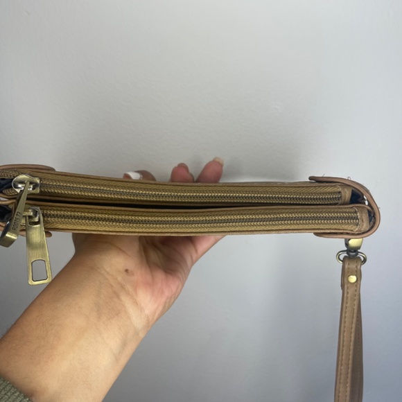 THIS IS A PROJECT: NEW-ISH ROOTS WALLET AS IS (WRISTLET NEEDS LOVE) - Picture 4 of 17